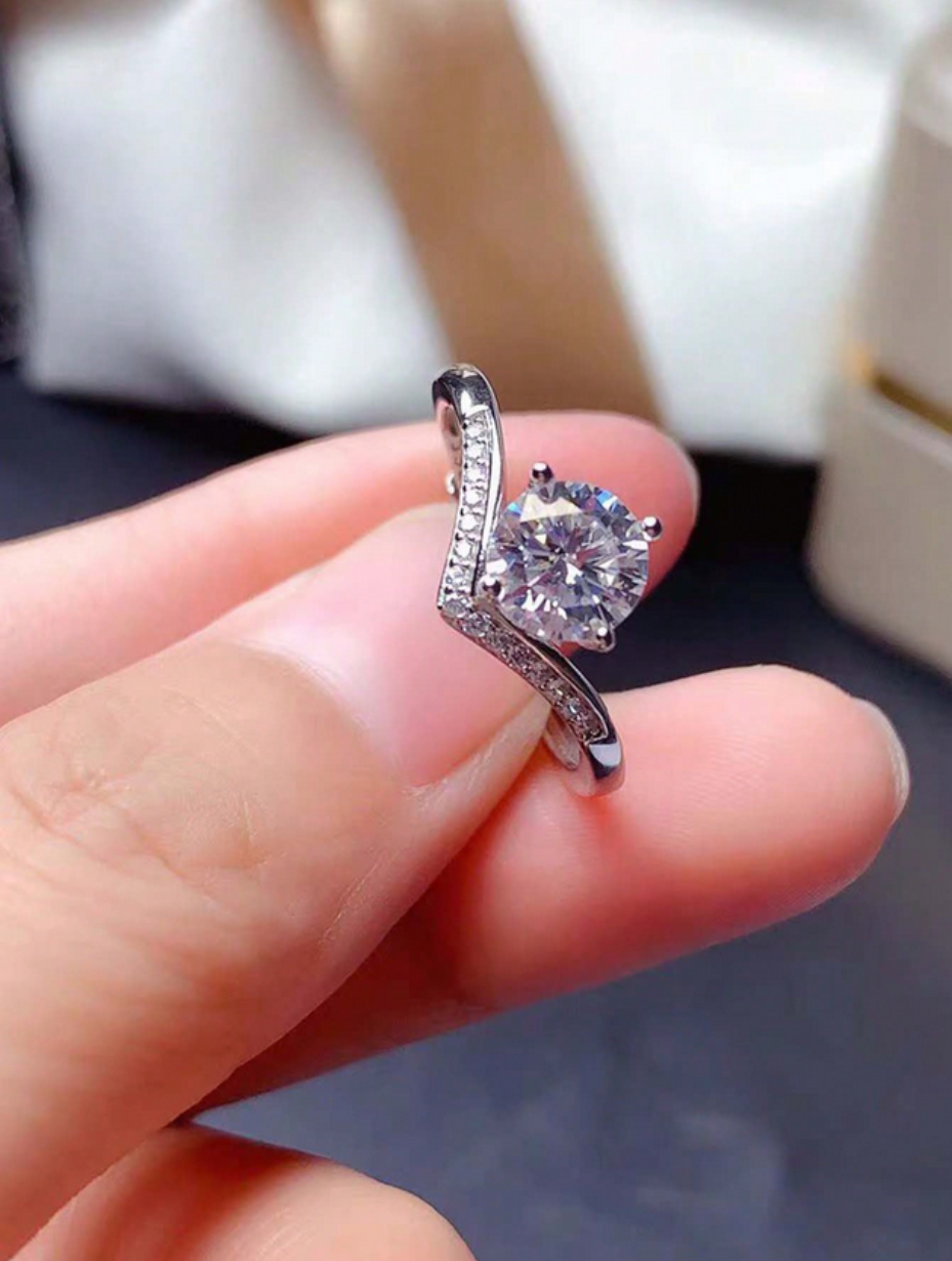 Elegant Moissanit V-Formet Ring | Sterlingsølv