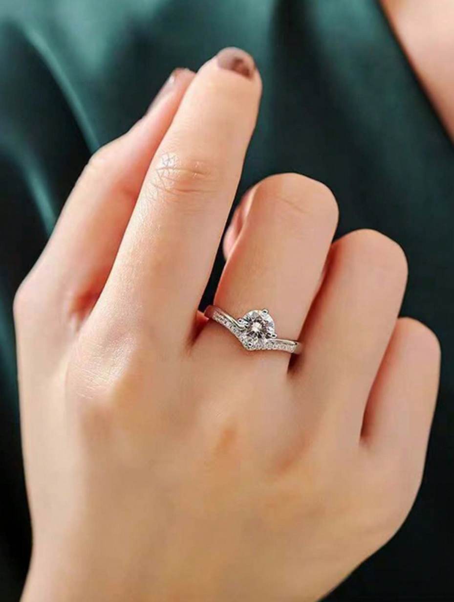 Elegant Moissanit V-Formet Ring | Sterlingsølv