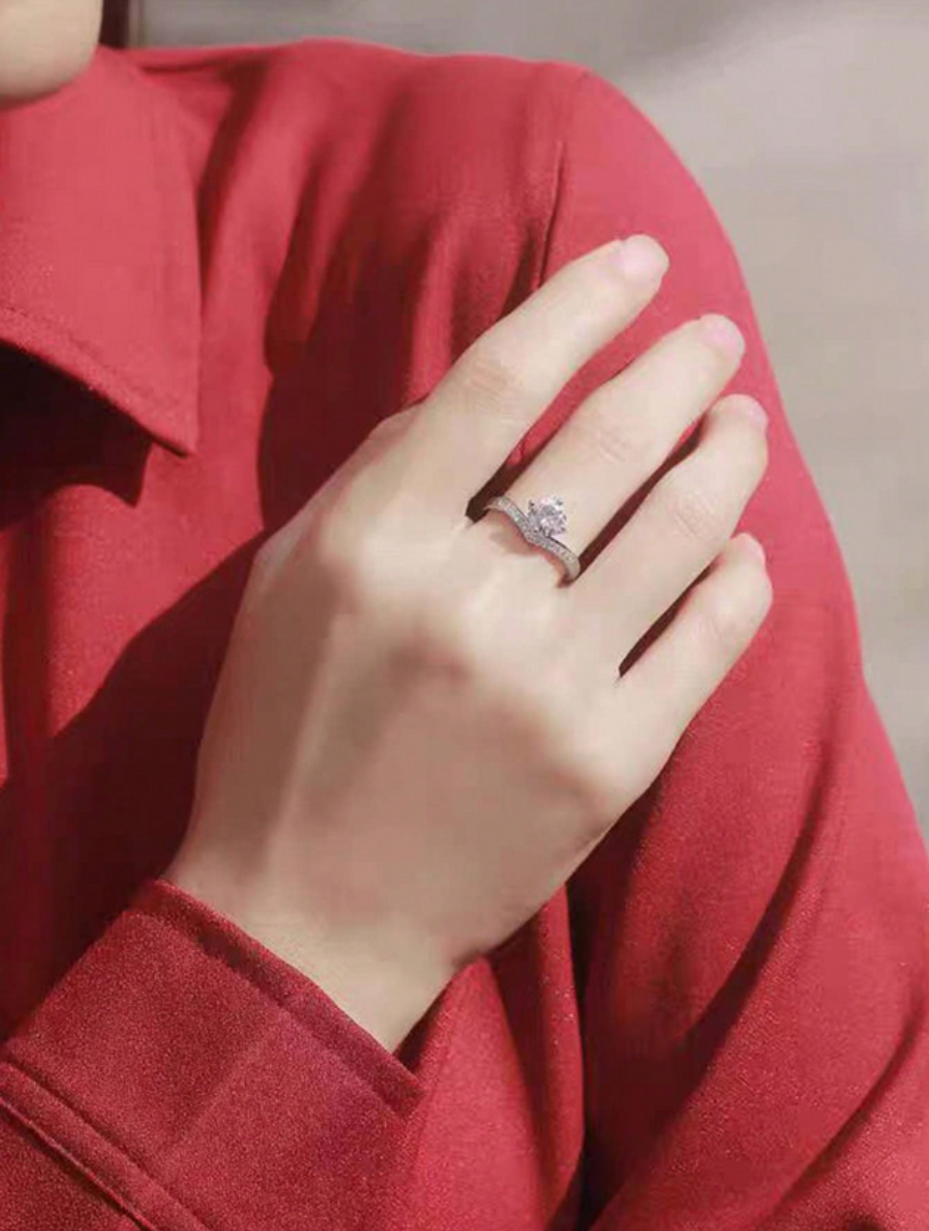 Elegant Moissanit V-Formet Ring | Sterlingsølv