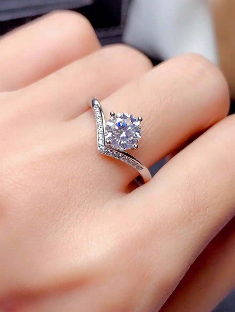 Elegant Moissanit V-Formet Ring | Sterlingsølv