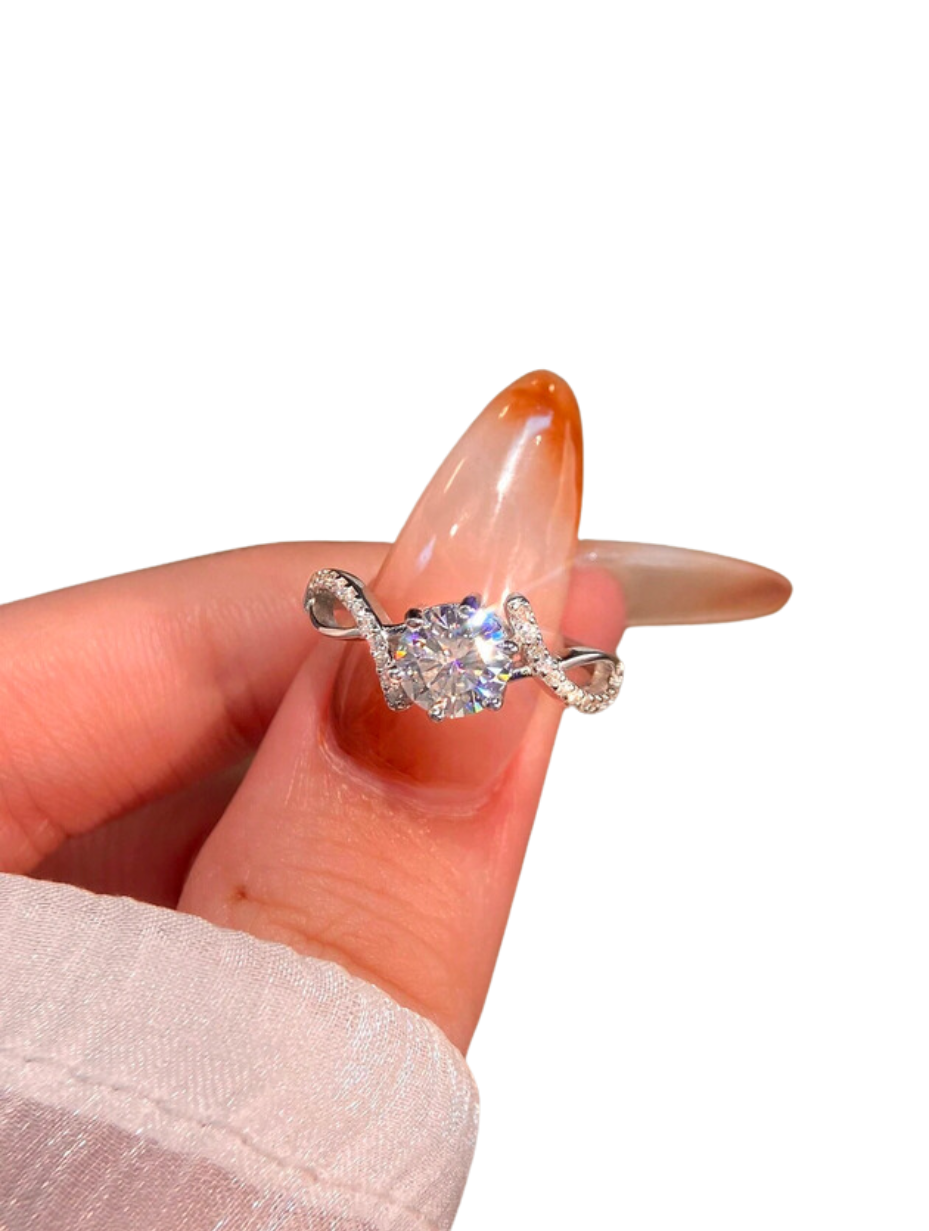 Moissanitring med Drejet Design | 925 Sterlingsølv