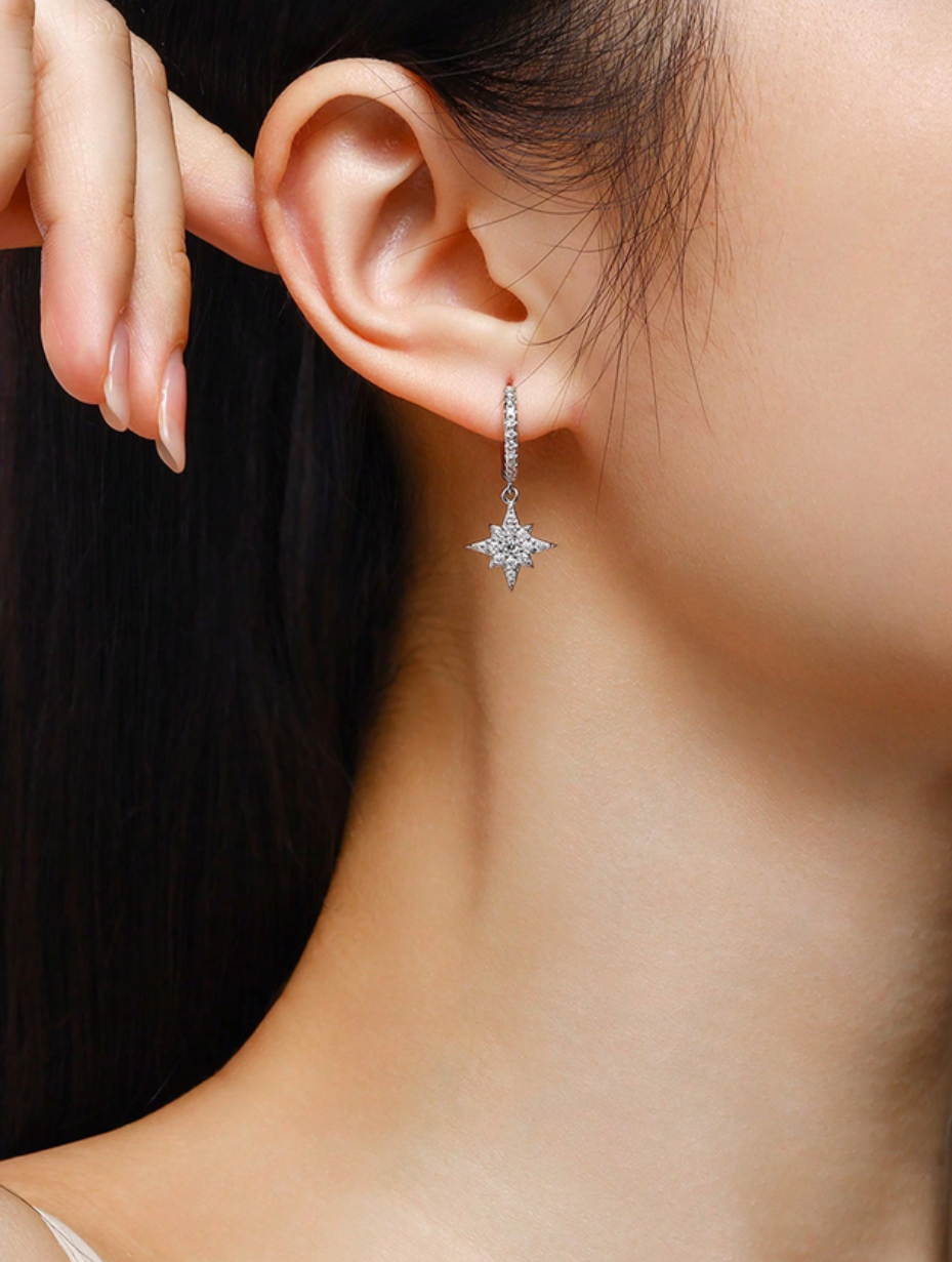 18 Karat Forgyldte Moissanit Stjernemåne Ørestikker | Unisex Elegance
