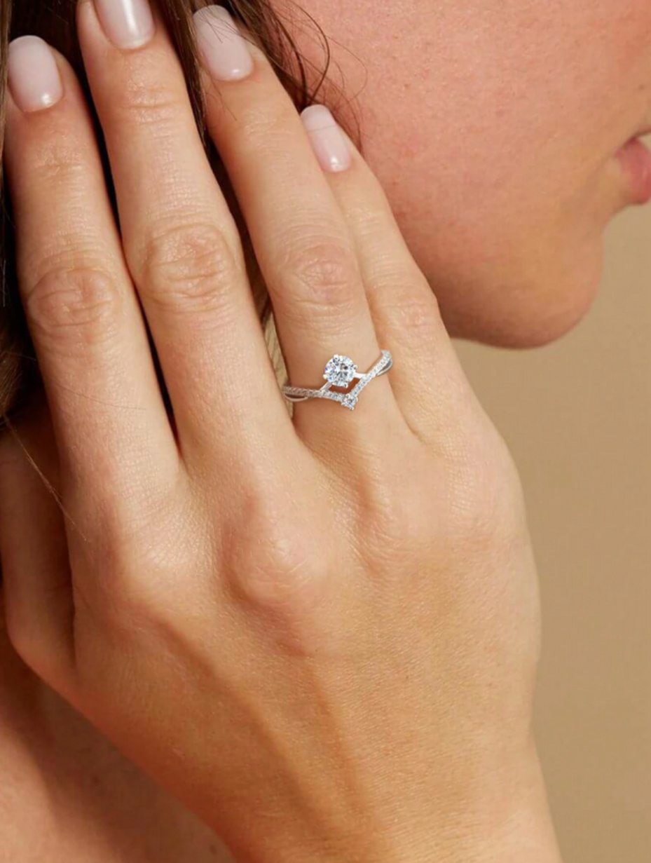 4-Claw Round Ring | Dazzling Moissanite Accent