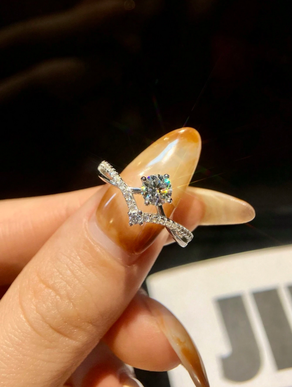 4-Claw Round Ring | Dazzling Moissanite Accent