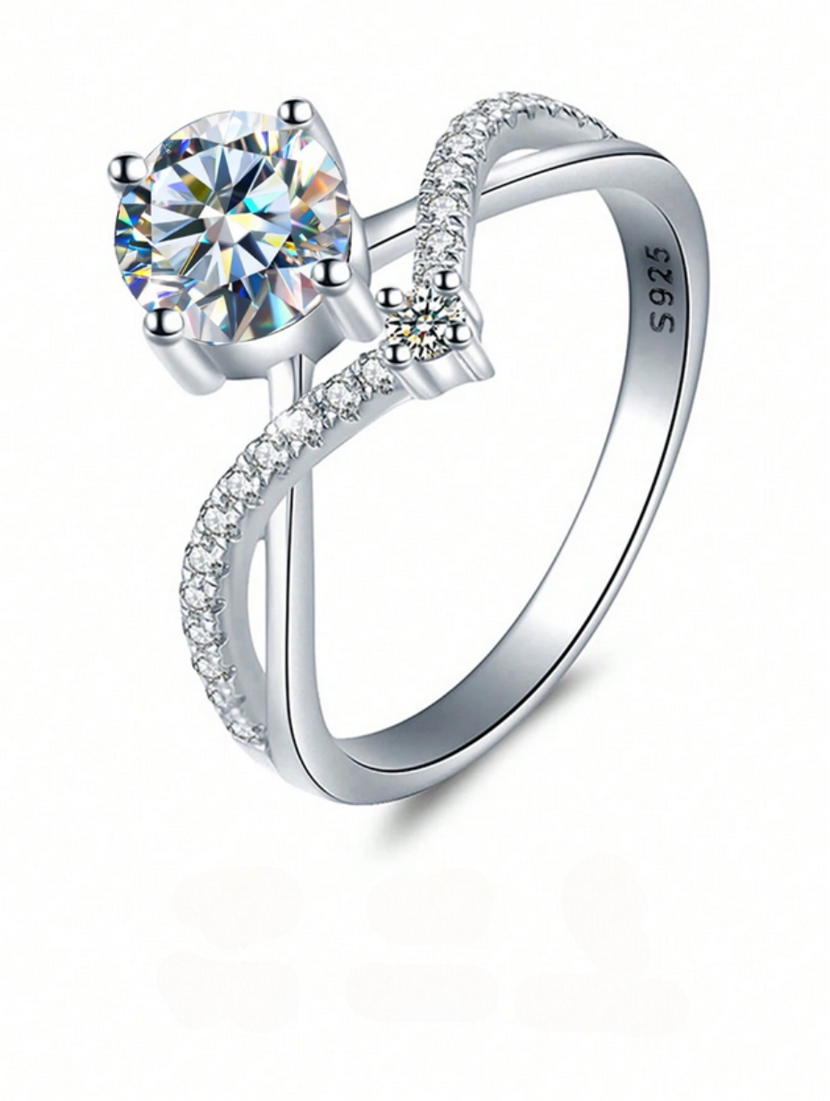 4-Claw Round Ring | Dazzling Moissanite Accent