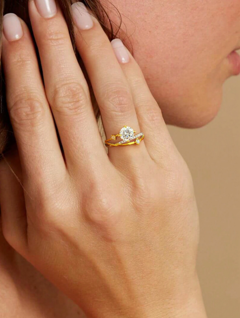 4 Claw Round Ring | Moissanite Accent