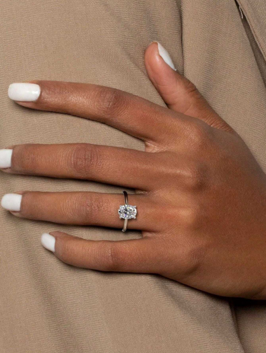 Oval Formet Moissanit Ring | Oval Elegance
