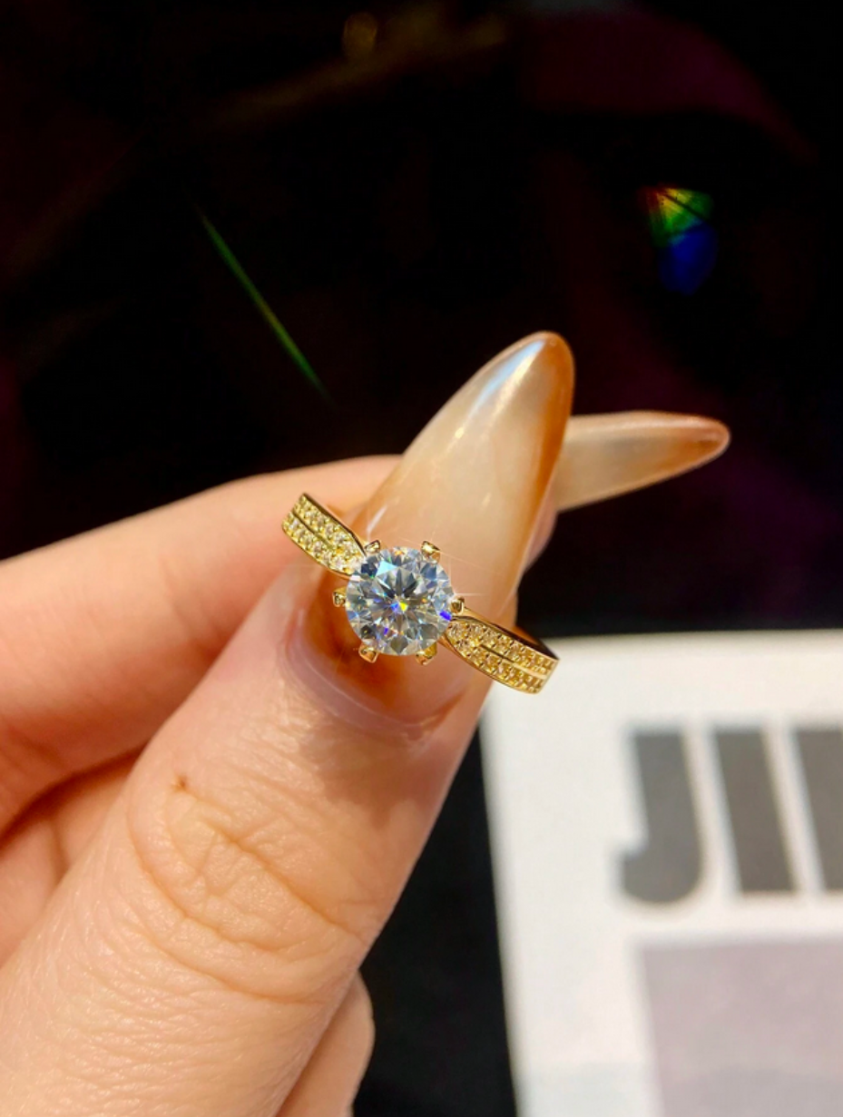 Moissanite Starlight Dronninge Ring i Guld | Elegant 6-Grabsdesign