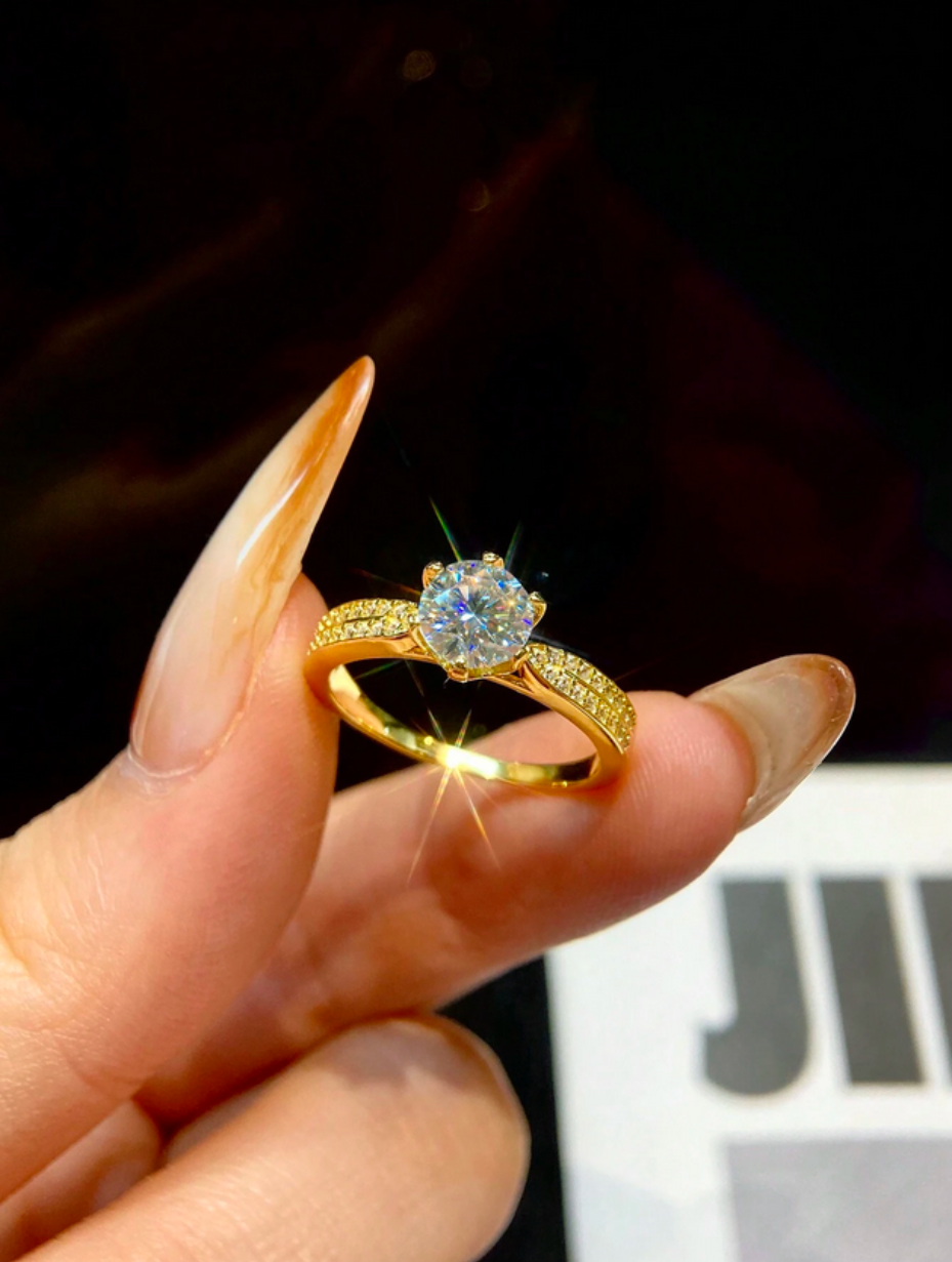 Moissanite Starlight Dronninge Ring i Guld | Elegant 6-Grabsdesign