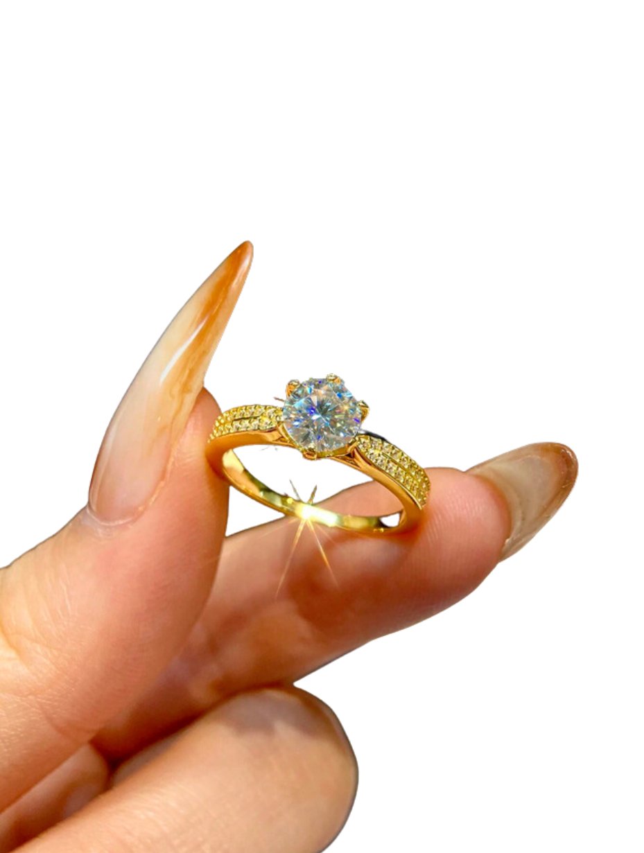 Moissanite Starlight Dronninge Ring i Guld | Elegant 6-Grabsdesign
