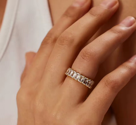 18K guldbelagt zirkonia ring i rustfrit stål| Smuk fingerring med klar kubisk zirkonia.