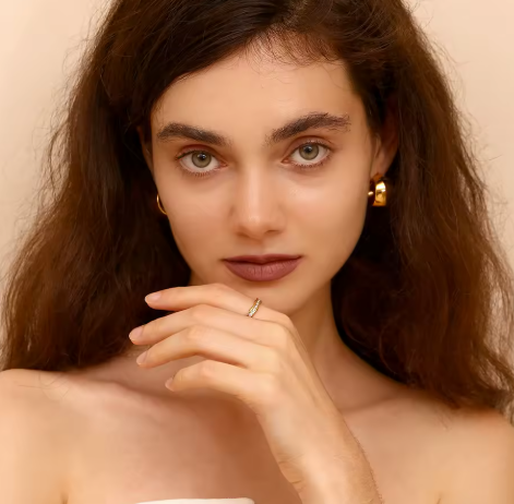 18K guldbelagt bølget ring med zirkonia | Elegant ring i rustfrit stål.