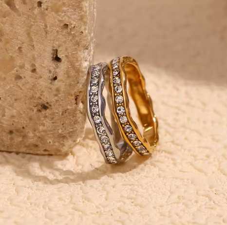 18K guldbelagt bølget ring med zirkonia | Elegant ring i rustfrit stål.