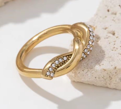Elegant 18K guldbelagt zirkonia ring i rustfrit stål |Et stilrent smykke, der holder sig flot over tid.
