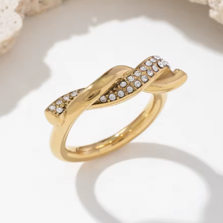 Elegant 18K guldbelagt zirkonia ring i rustfrit stål |Et stilrent smykke, der holder sig flot over tid.